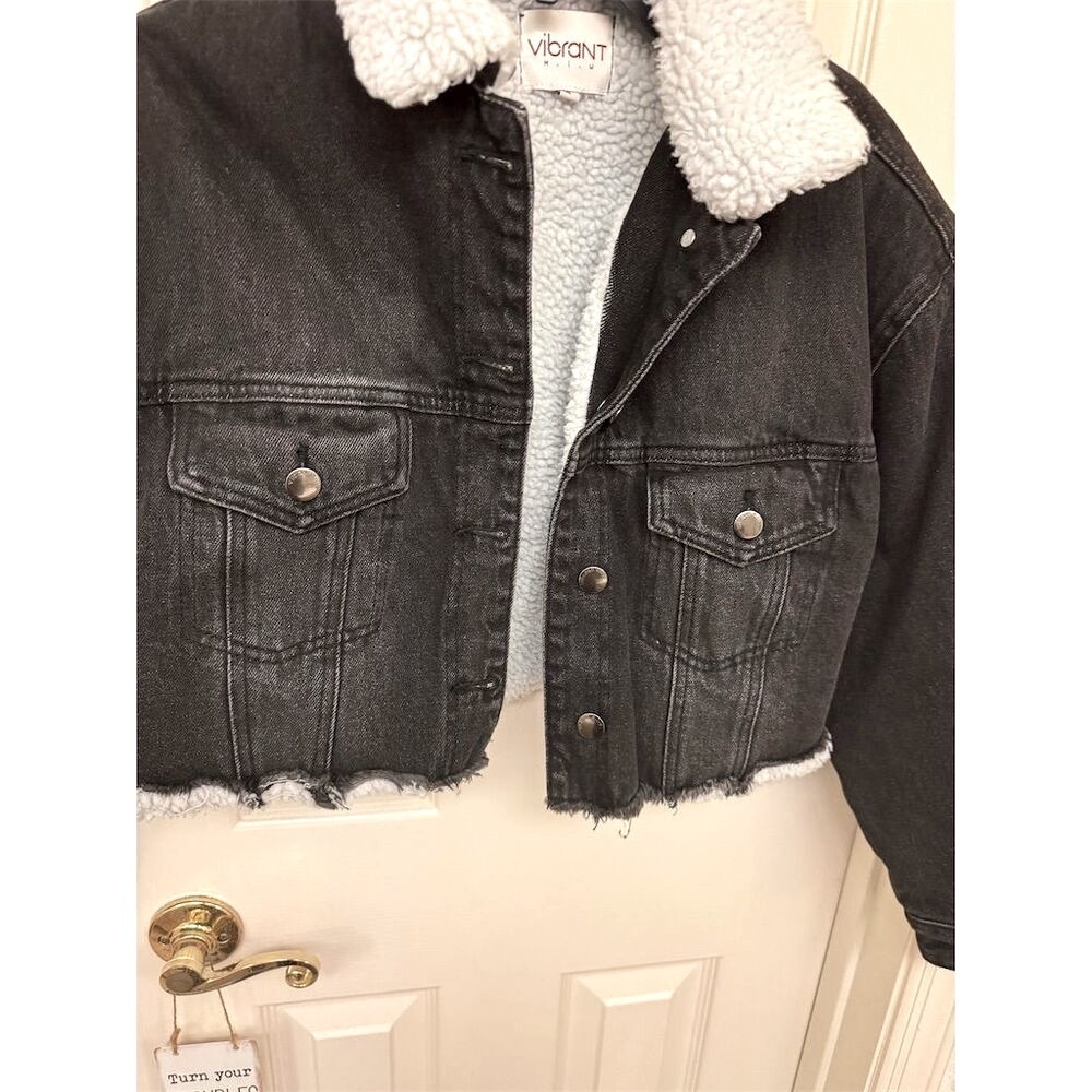 Vibrant Miu Women's Black Cropped denim  Jacket Sherpa Collar and lining Size S